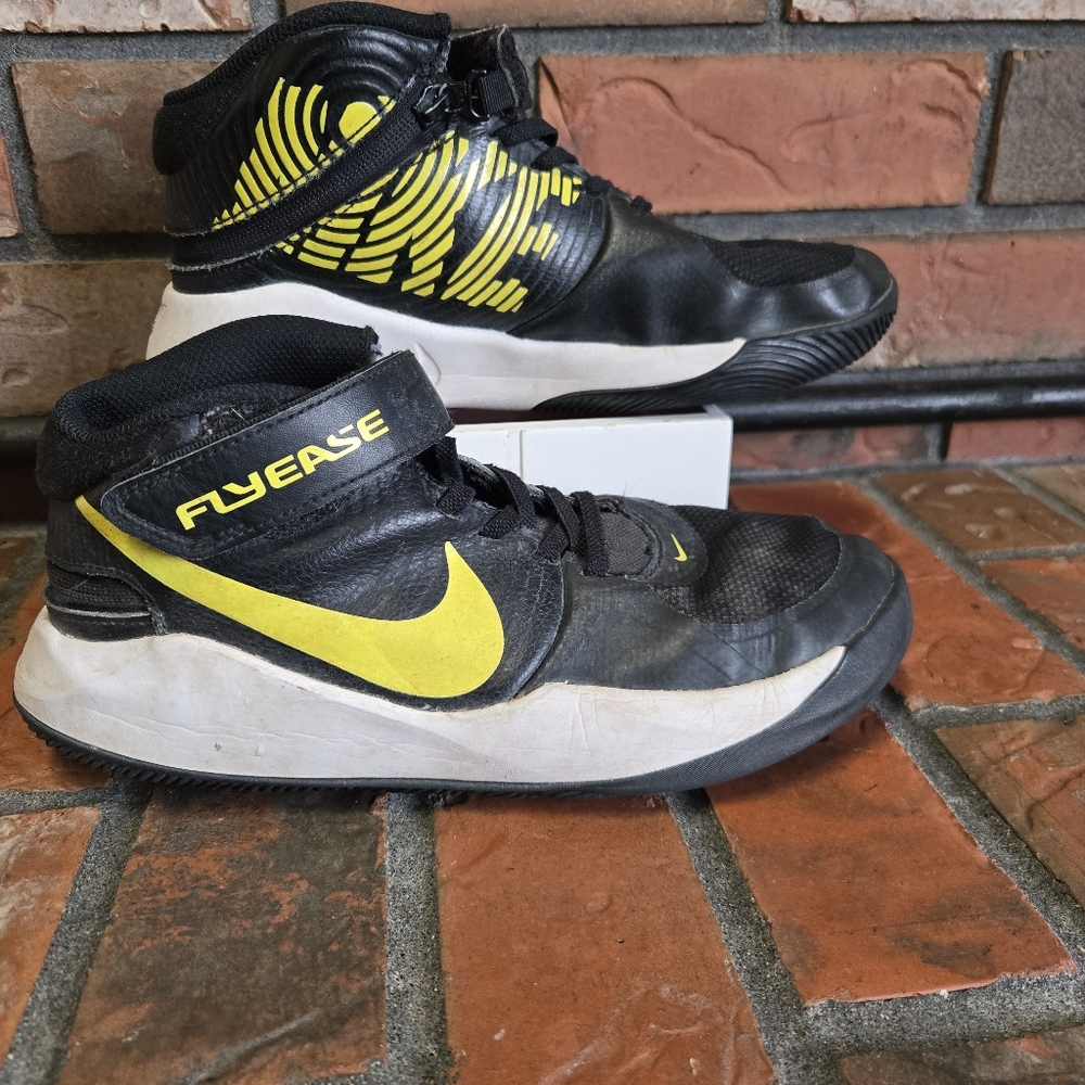 Nike Team Hustle D9 FlyEase GS 'Black High Voltage' basketball shoes. 